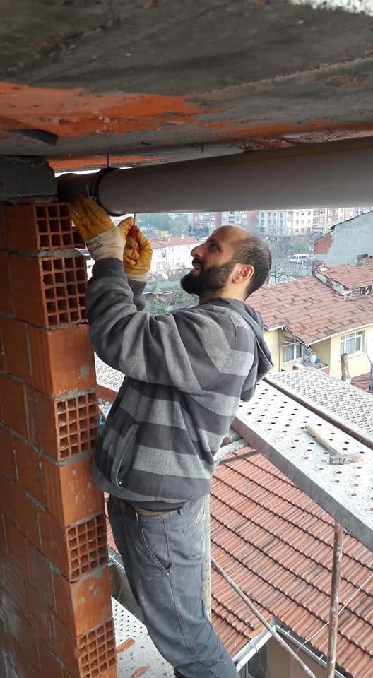Boru montajı yapan tesisatçı