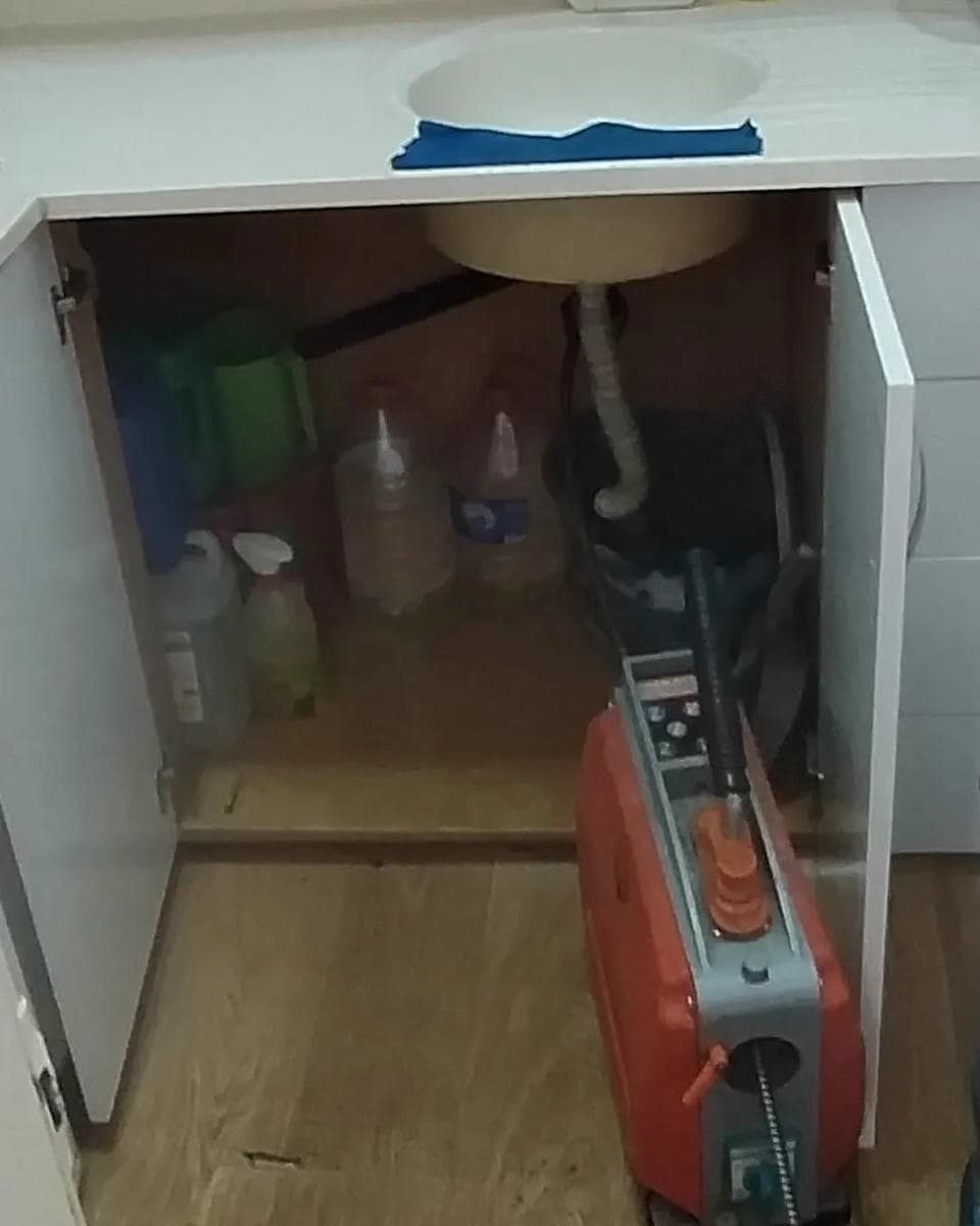 Mutfak dolabı içindeki tesisat ve el aletleri