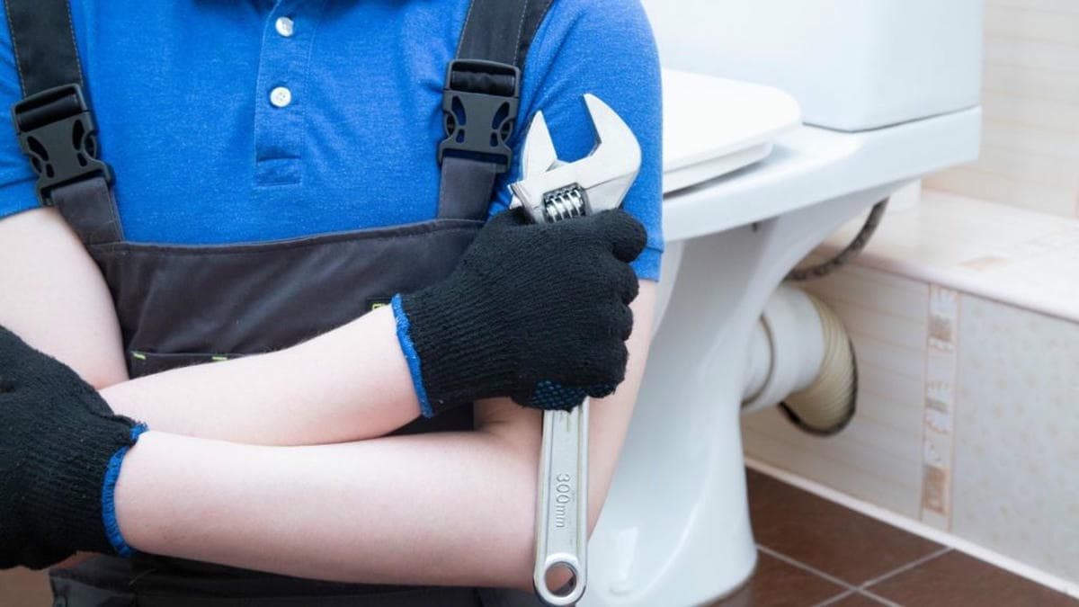 Lavabo bağlantısını kontrol eden tesisatçı